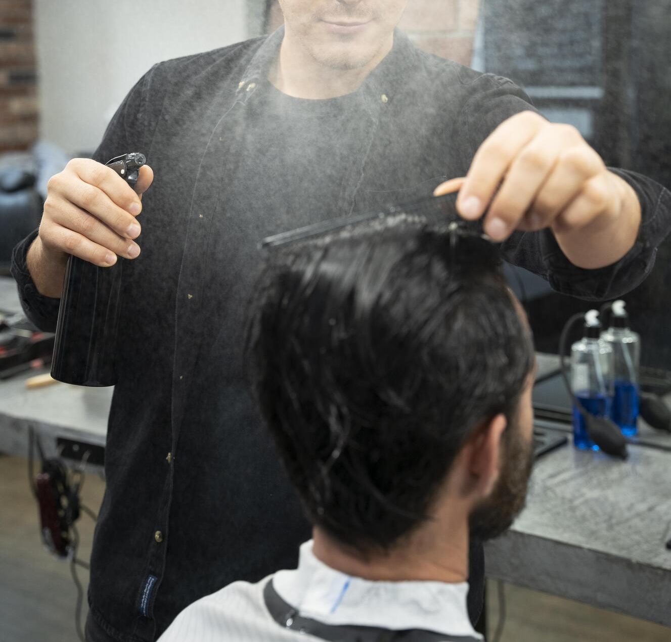 cerrar hombre cortandose el pelo (1)