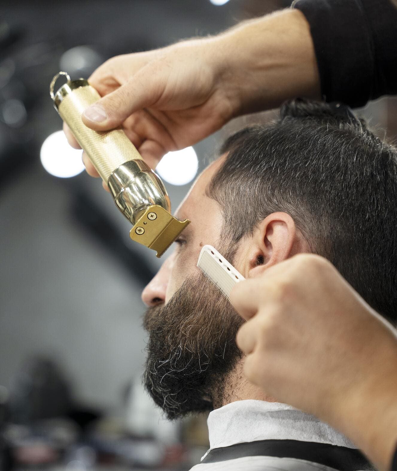 hombre de cerca que se arregla (1) (1)